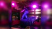Grosse techniques de danse sur un taureau mécanique dans ce bar aux Etats-Unis !