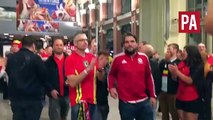 Haie d'honneur de supporters Belges pour les Gallois après leur victoire - Euro 2016
