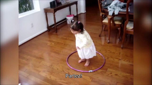Elle a sa façon bien à elle de faire du Hula Hoop. Trop mignonne