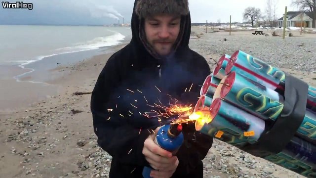 Un fusil automatique lanceur de feu d'artifice... Dingue