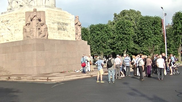 Добро пожаловать это Рига у памятника Свободе 1 7 2016