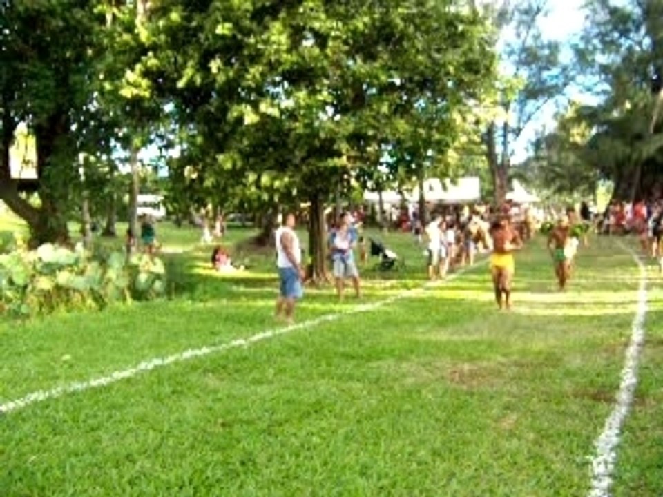 Heiva i Tahiti : course de porteurs de fruits