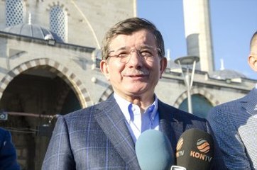 Davutoğlu, Bayramı Konya'da Karşıladı, Yanında Bakan Elvan da Vardı