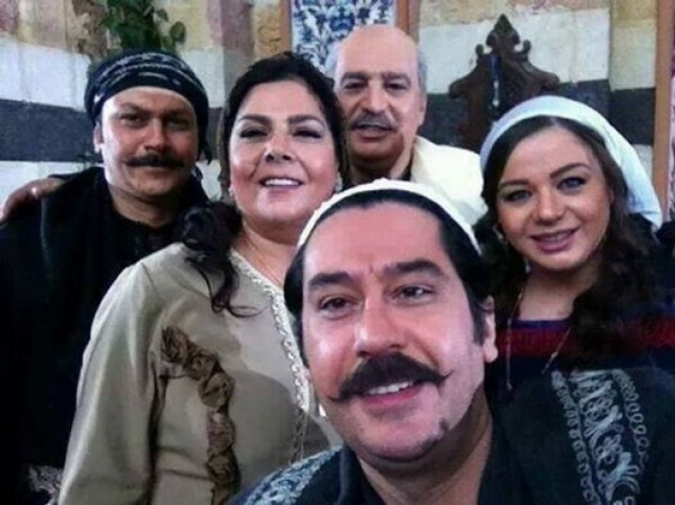 صور عصام ممثل باب الحارة الحقيقية مع اطفاله و زوجته