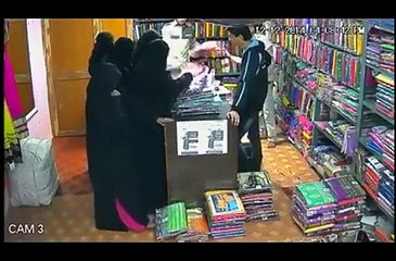Camre ki vaja se yr orat chori karte hove pakri gai dekhen zara is ne kis tarha dokandar ko ullo banaya