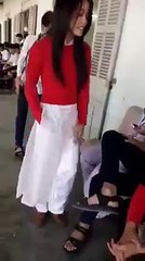 nữ sinh dán băng vệ sinh vào mặt nam sinh