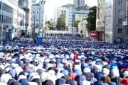 Moskova'da Yaşayan Müslümanlar, Bayram Namazı için Camilere Akın Etti