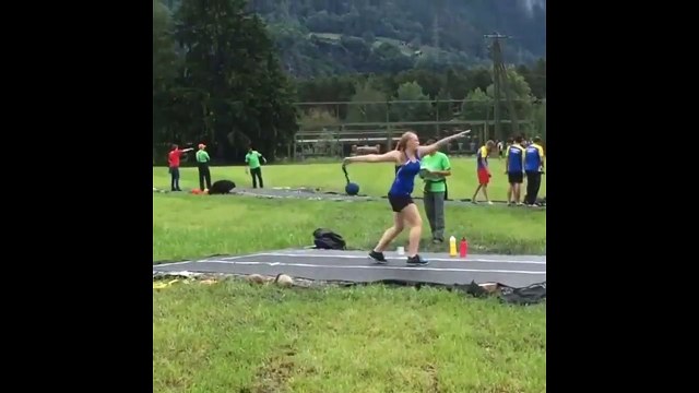 Une athlète se rate complètement et explose les parties intimes d'un arbitre