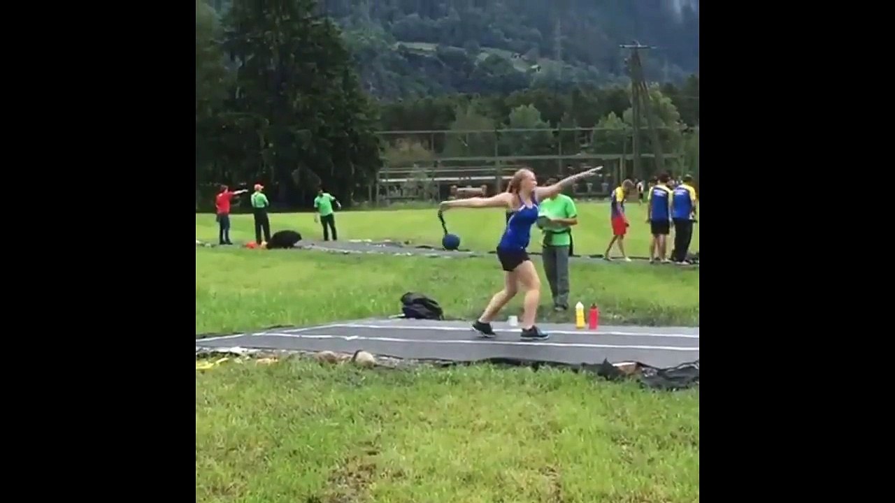 Une athlète se rate complètement et explose les parties intimes d'un arbitre