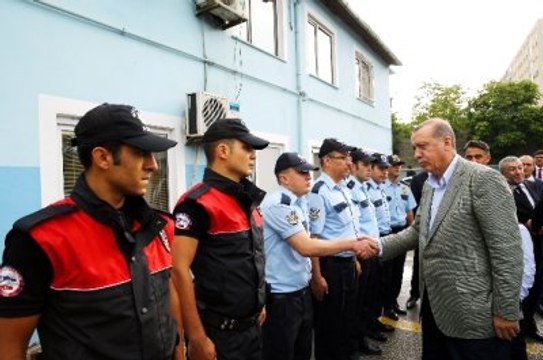 Cumhurbaşkanı Erdoğan, Bayram Namazı Sonrası Polislerle Bayramlaştı