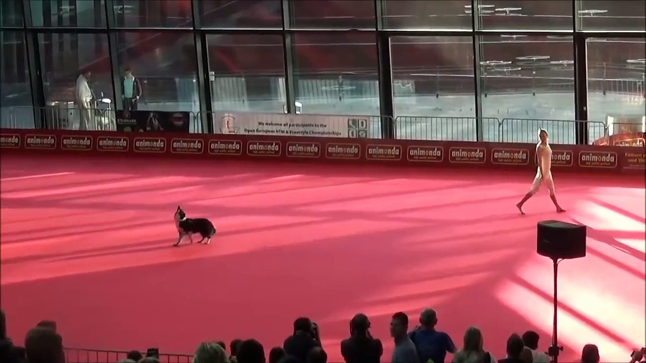 La mère attend que la musique débute. Mais gardez bien les yeux sur le gros chien... PARFAIT!