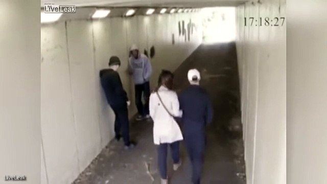 Getta la sigaretta sulla ragazza ed ecco cosa fa il fidanzato!