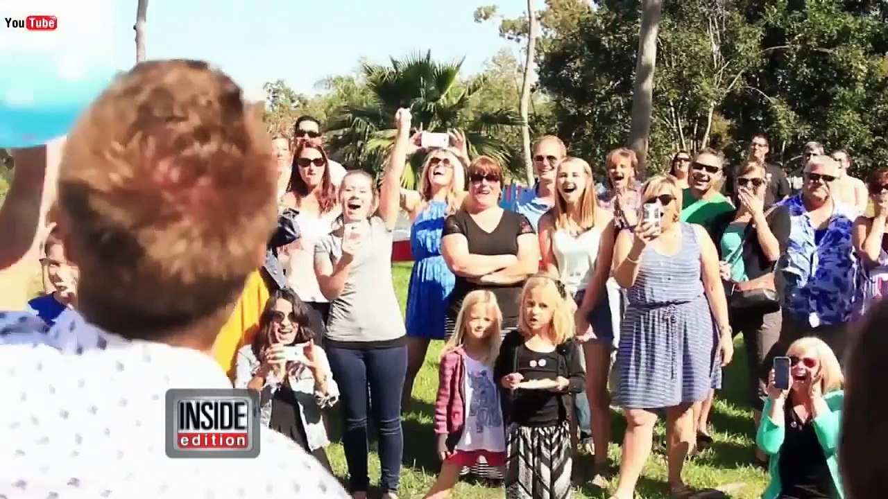 Ils révèlent le sexe de leurs jumeaux à naître. Quand les invités découvrent la vraie surprise? Wow!