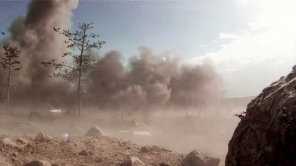 Caméra plantée dans un champs sous un tir d'artillerie.. Impressionnant !