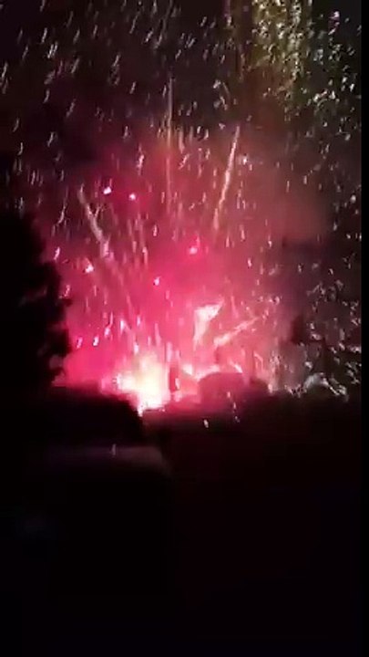 Explosions de feux d'artifices directement au sol.. Danger !