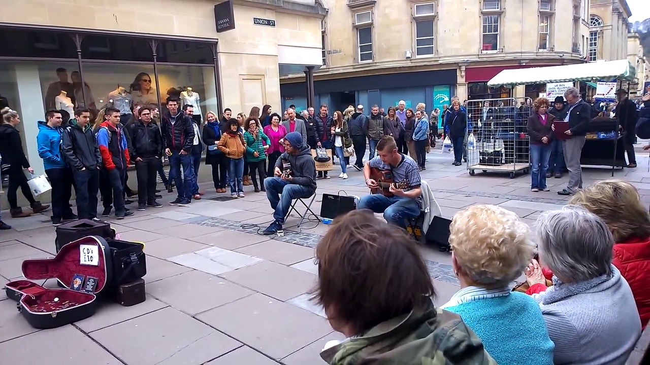 2 musiciens de rue surdoués jouent Bohemian Rhapsody et Pulp Fiction
