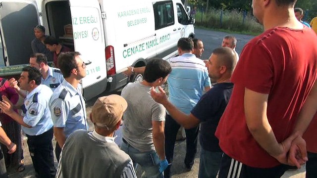 EREĞLİ' YE BAĞLI KOCAAALİ MAHALLESİNDE BALKONDA DENGESİNİ KAYBEDEN YAŞLI KADINI BETON ZEMİNE ÇAKILARAK HAYATINI KAYBETTİ