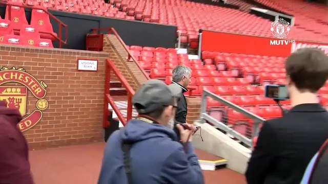 Man Utd - Mourinho pose avec ses nouvelles couleurs