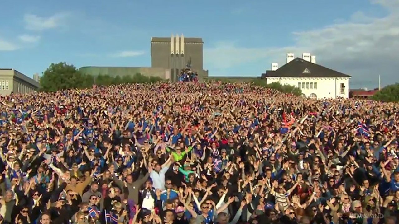 Les joueurs Islandais font un clapping avec leurs supporters