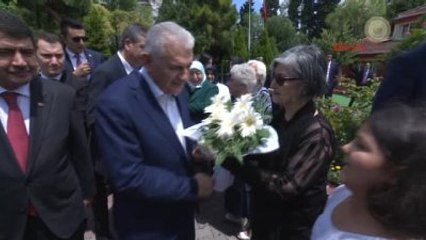 Başbakan Yıldırım Çocuk Yuvası ve Huzurevini Ziyaret Etti