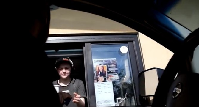 Un jeune fait la blague du klaxon de train dans un drive-in