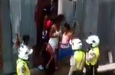 Varios elementos de la Policía Nacional se enfrentan con moradores de un barrio en algún lugar del país