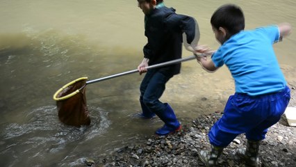 Les enfants réfugiés ont pêché, pour la première fois de leur vie, dans une des rivières de Roisin