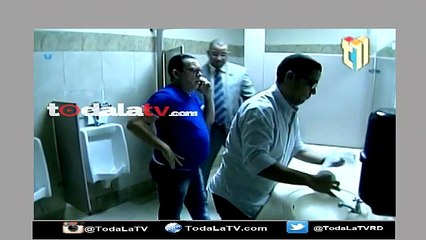 Skecth "Baños de Hombres" en Chevere Nights - Video