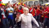 Une mamie se retrouve au milieu des supporters belges à Lille