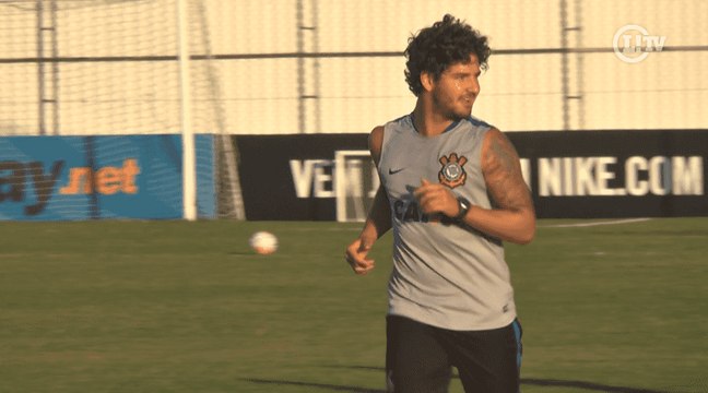 Sorridente, Pato corre e brinca com bola em seu retorno ao Corinthians
