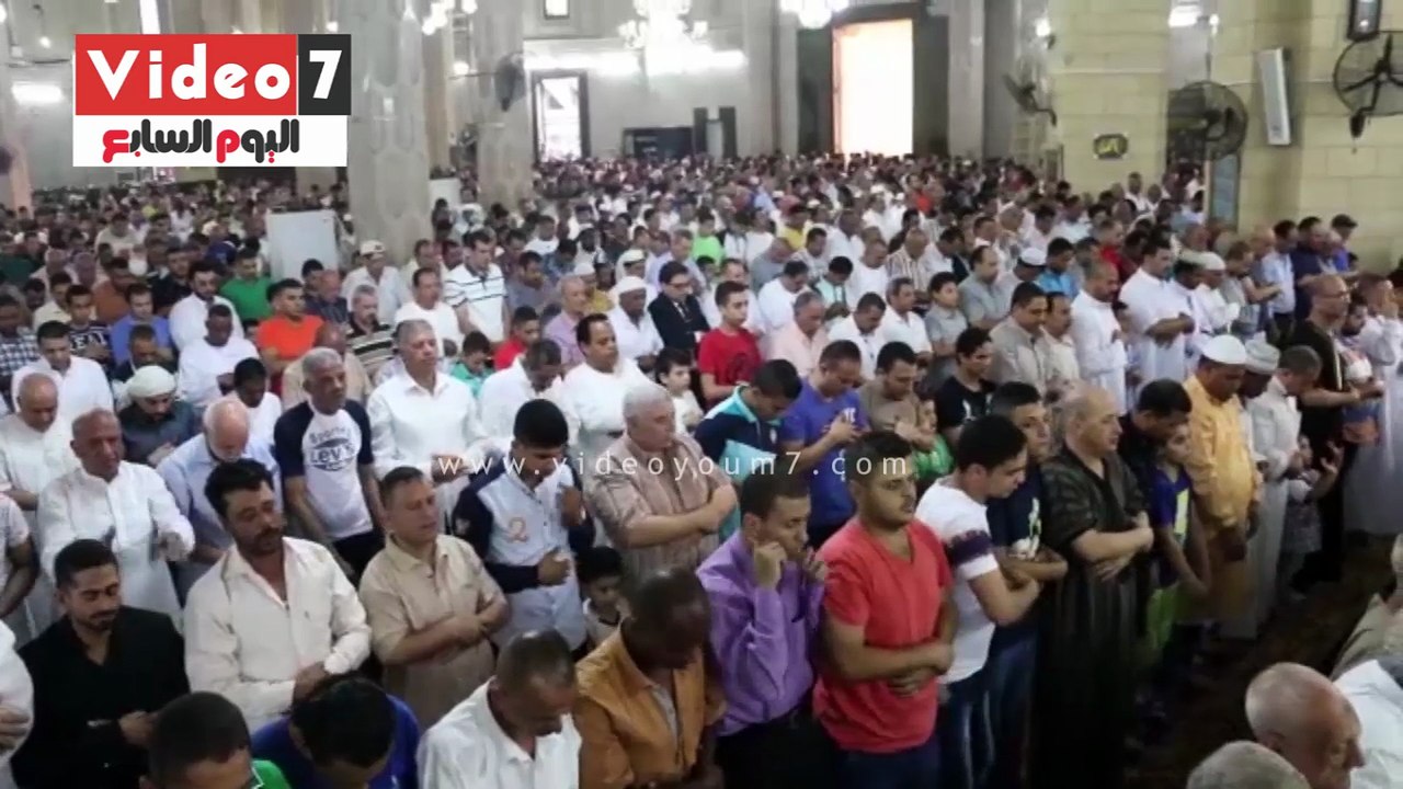 السكندريين يؤدون صلاة عيد الفطر المبارك بمسجد المرسى أبو العباس بحضور عبد الناصر نسيم  وكيل وزارة الأوقاف