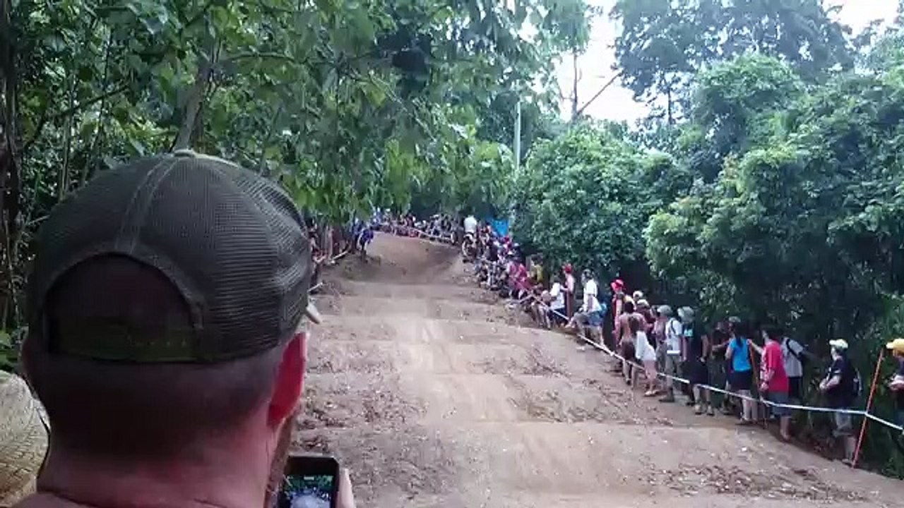Course de VTT  la chute d'un spectateur