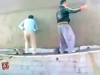 Des ouvriers dansent sur une planche