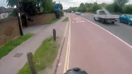 Un cycliste qui insulte un automobiliste