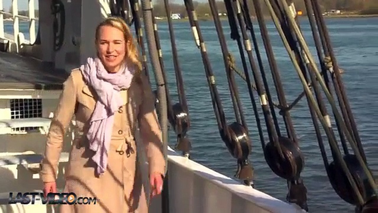 Interview sur un voilier d'une journaliste blonde hollandaise