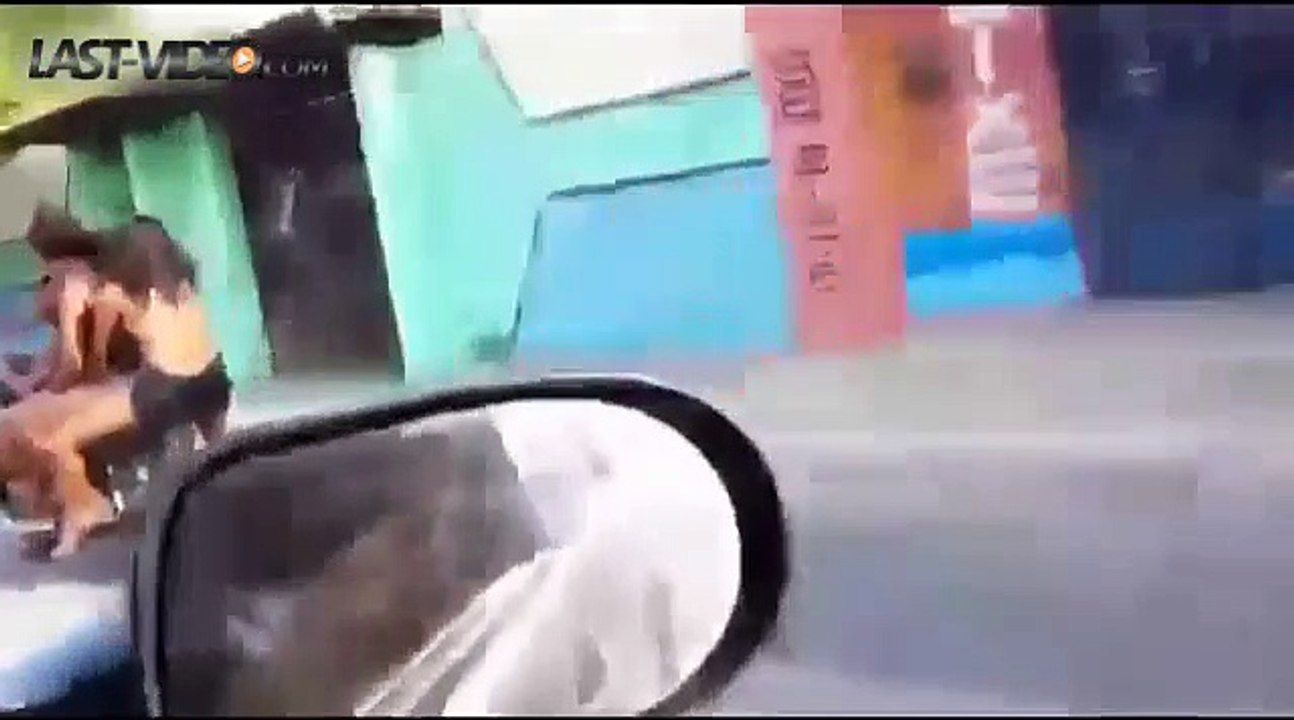 Doigt d'honneur sur un scooter (mauvais karma)