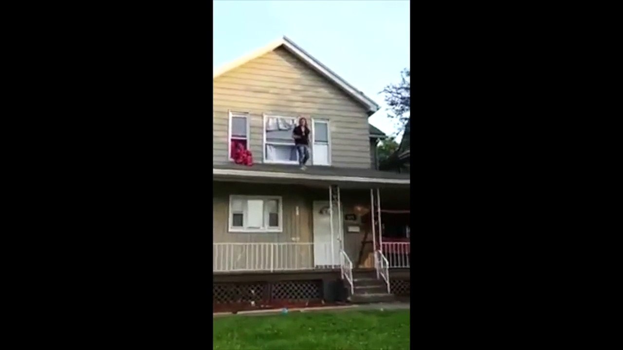 Fille grosse saute du premier étage