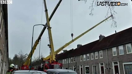 Il loue une grue pour faire une demande en mariage originale
