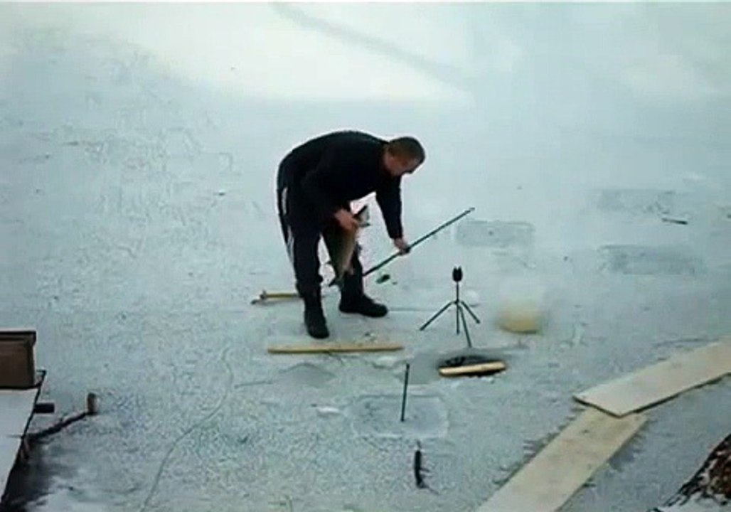 Ce pecheur sur glace ne recommencera pas