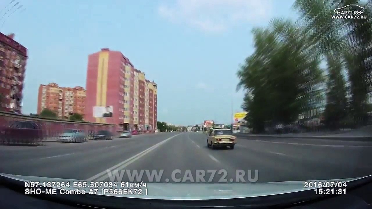 Un piéton mis KO par un chauffard en Russie après avoir manqué de le tuer !