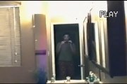 Il filme sa copine dans la douche et a une vision d'horreur