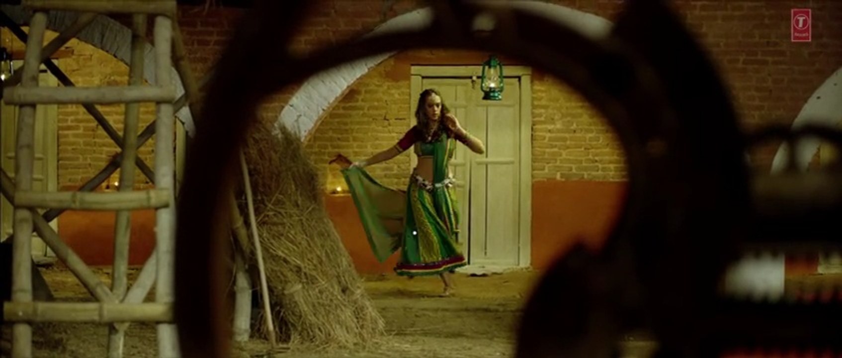 Daant Saiyaan Ne Item Song - Hazel Keech - Baankey ki Crazy Baraat