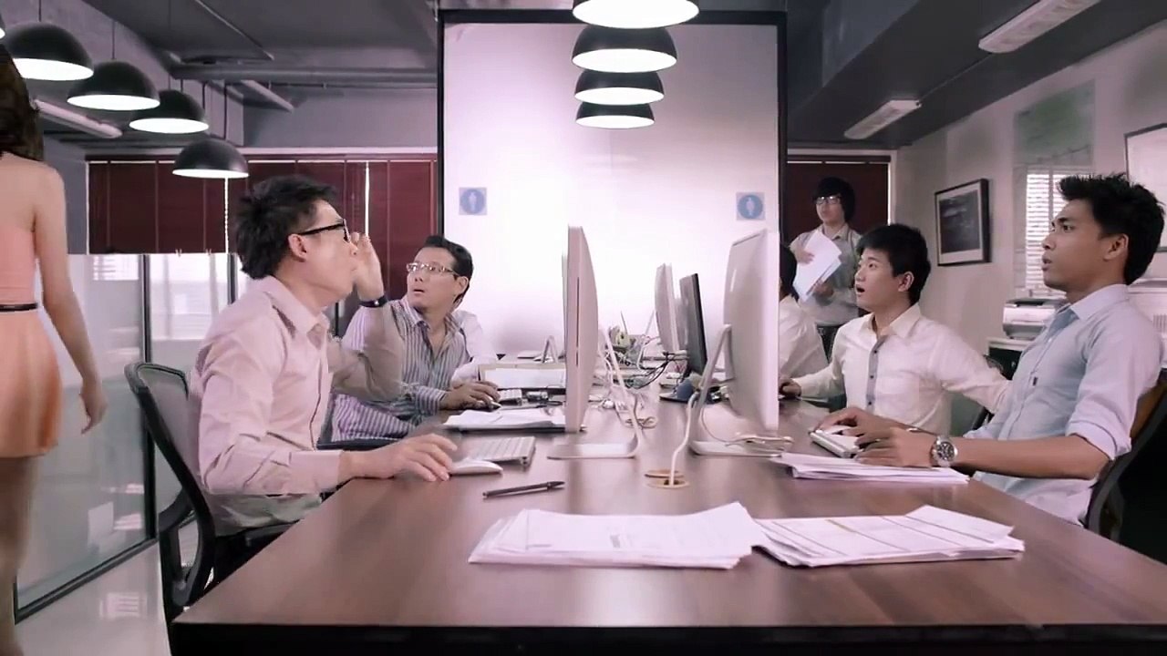 Au bureau tout le monde craque sur cette jolie thalandaise