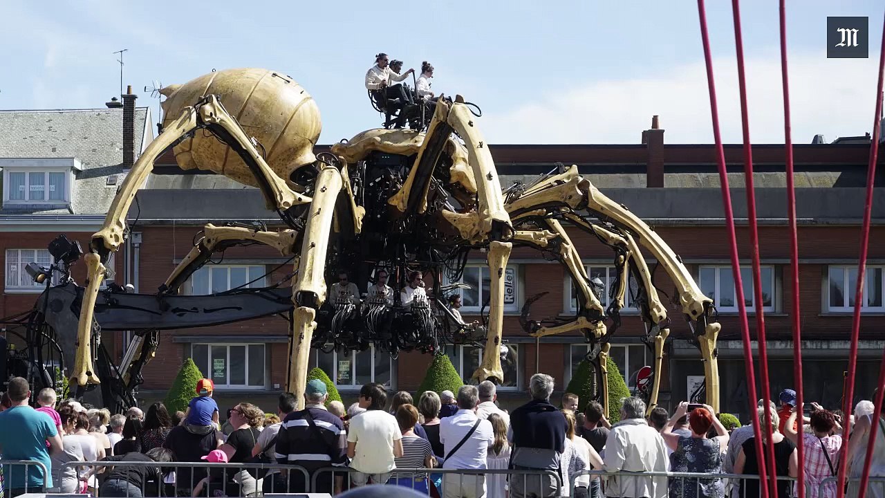 Timelapse : l'araignée géante Kumo Ni parade dans les rues de Calais