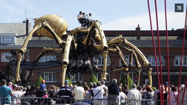 Timelapse : l'araignée géante Kumo Ni parade dans les rues de Calais