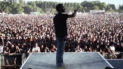 Un technicien lumière fait chauffer les spectateurs de Garorock