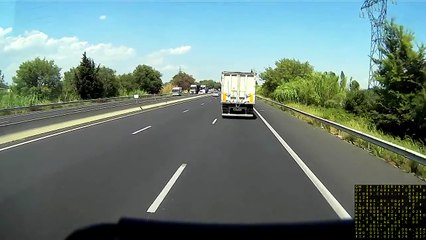 Un chauffeur perd une roue et le contrôle de son camion sous ses yeux