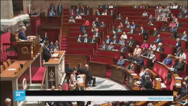 فالس يقرر من جديد تمرير قانون العمل أمام الجمعية الوطنية دون تصويت
