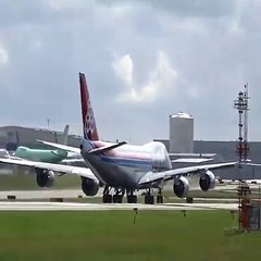 Take off karte hi jahaz k sath kia hova dekhen zara