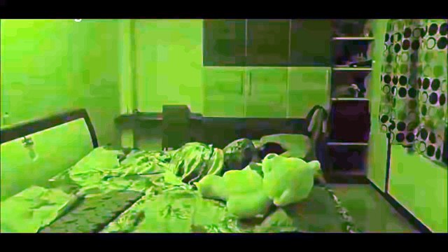 Un ours en peluche bouge tout seul